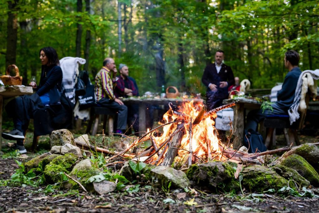 Attendees sit down to eat at Eigensinn Farms.